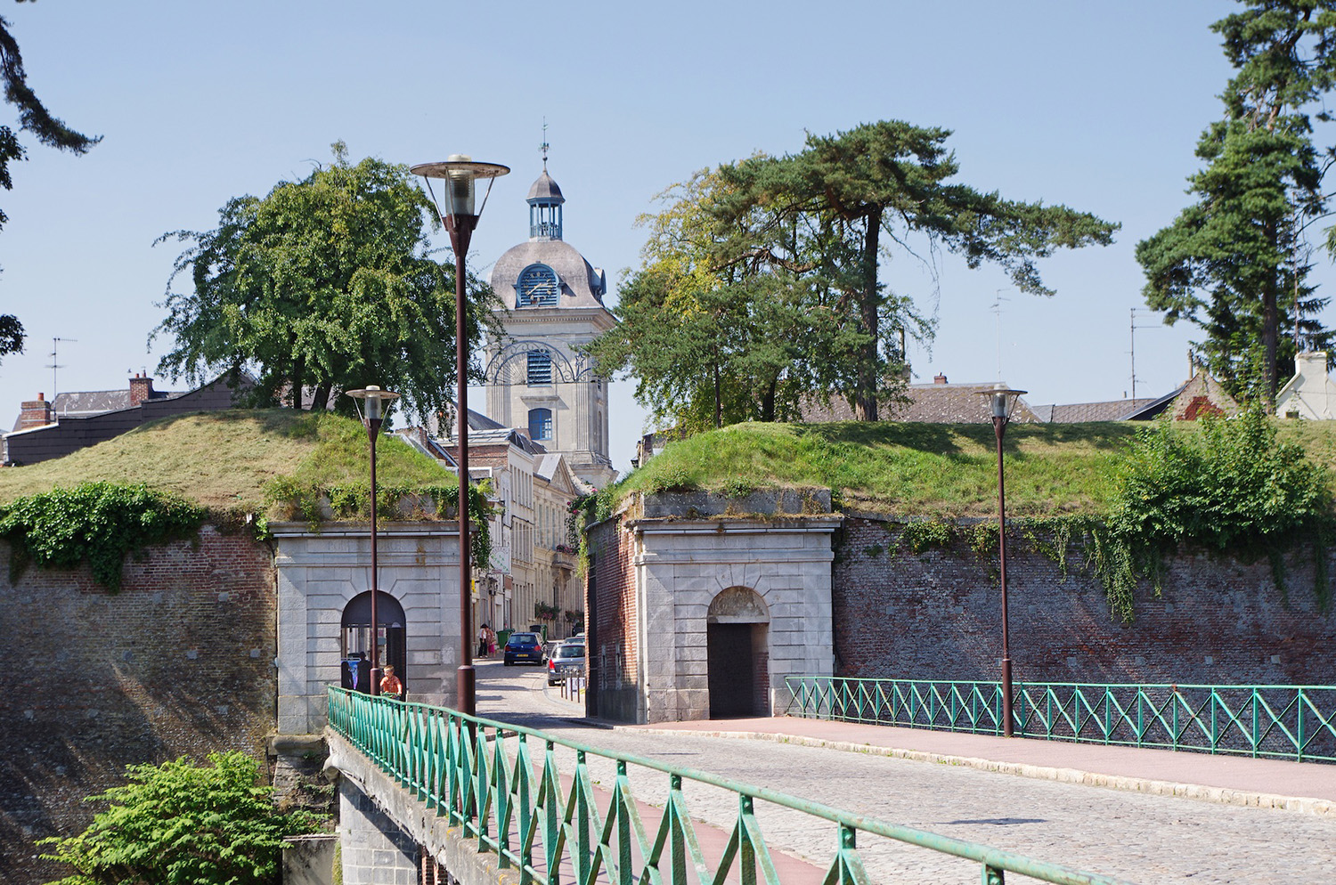 La Porte Faurœulx avec le Beffroi en rrière plan.